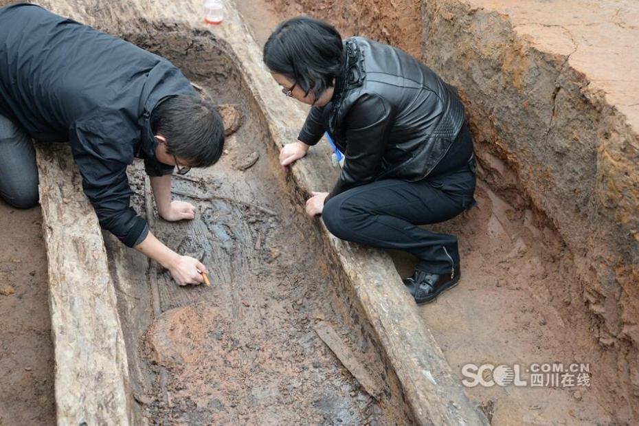 Conjunto de caixões em forma de barco com 2200 anos descobertos na província de Sichuan