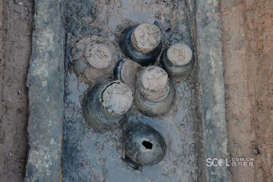 Conjunto de caixões em forma de barco com 2200 anos descobertos na província de Sichuan