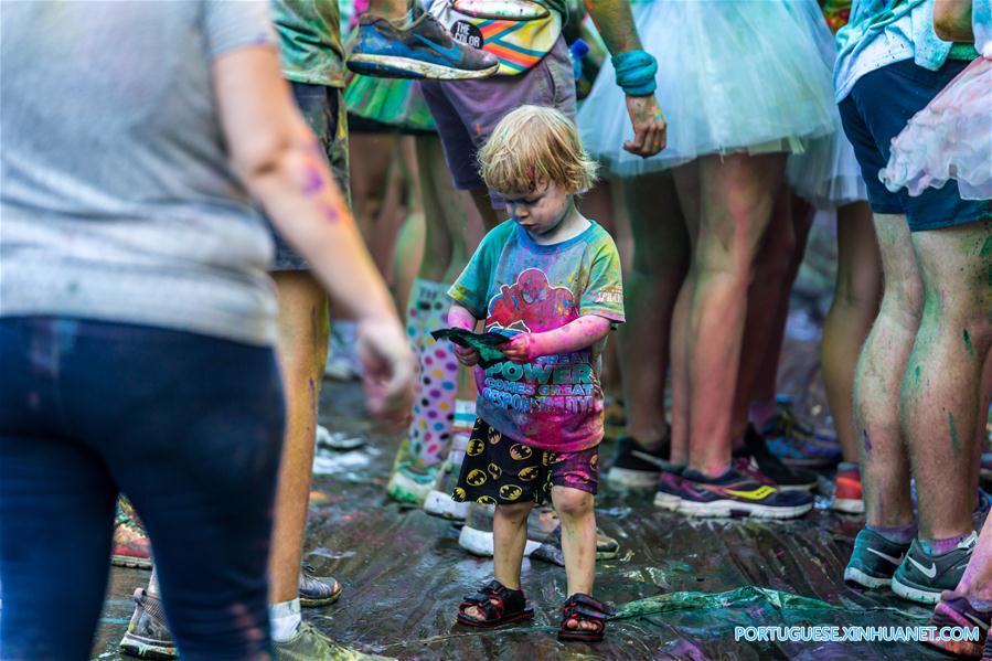 Color Run reúne milhares de participantes em Canberra, Austrália