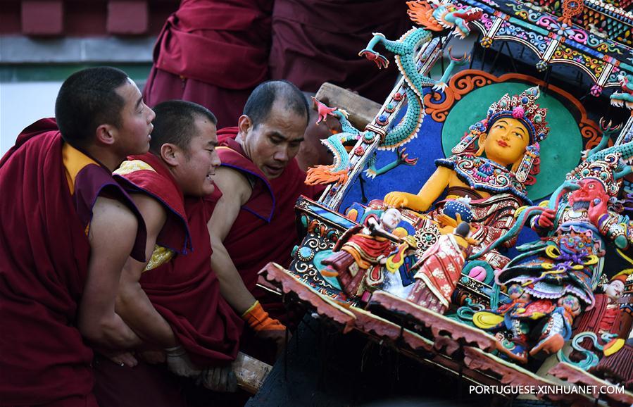 Estátuas feitas de manteiga são exibidas no estante de exposição do Mosteiro de Taer em Qinghai