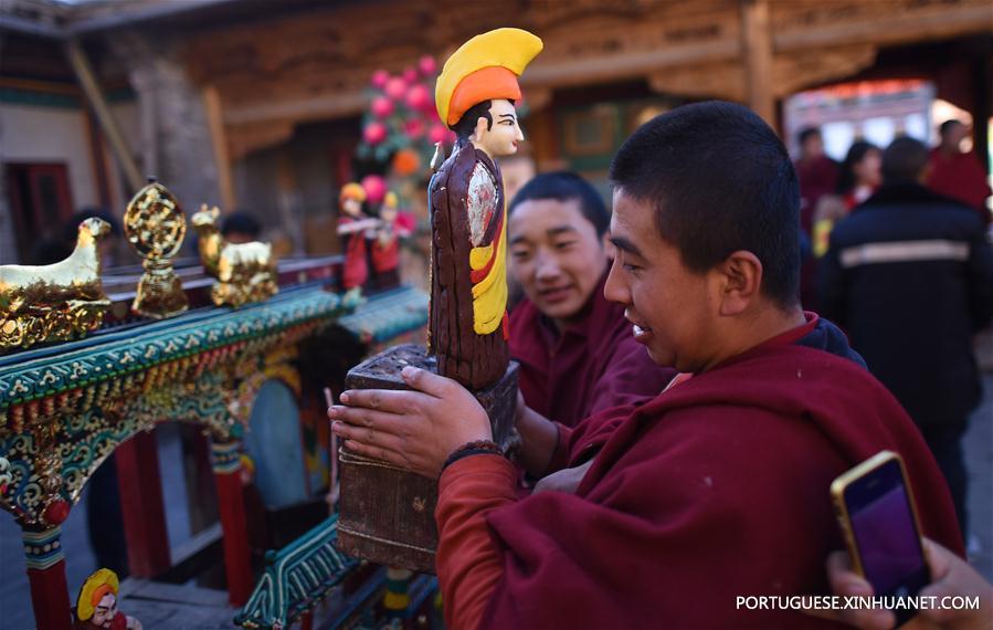 Estátuas feitas de manteiga são exibidas no estante de exposição do Mosteiro de Taer em Qinghai