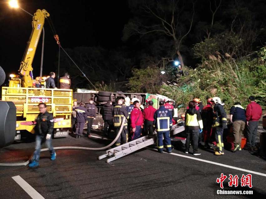 Acidente de ônibus em Taiwan deixa pelo menos 32 mortos