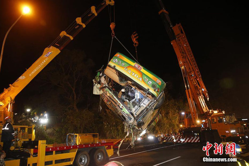 Acidente de ônibus em Taiwan deixa pelo menos 32 mortos