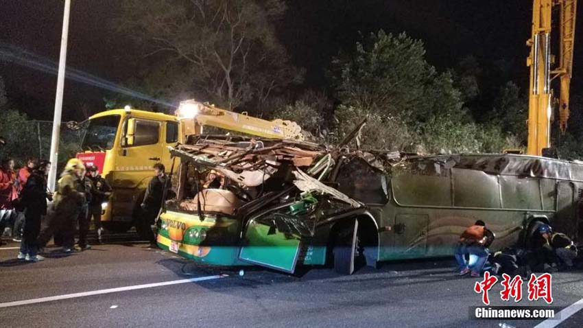 Acidente de ônibus em Taiwan deixa pelo menos 32 mortos