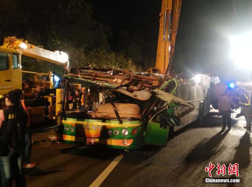 Acidente de ônibus em Taiwan deixa pelo menos 32 mortos
