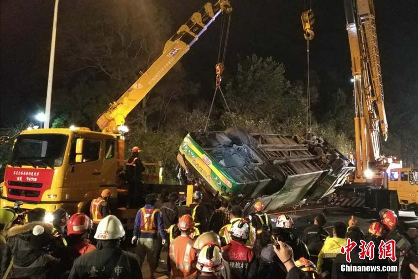 Acidente de ônibus em Taiwan deixa pelo menos 32 mortos