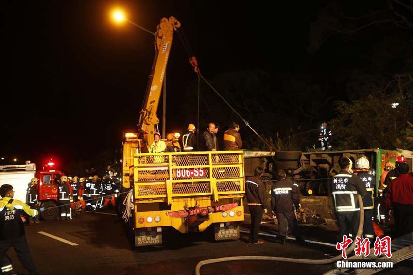 Acidente de ônibus em Taiwan deixa pelo menos 32 mortos