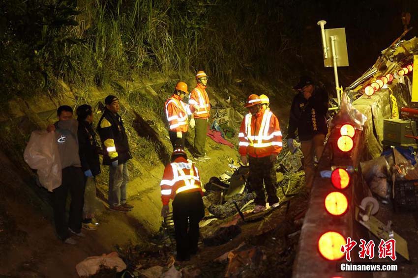 Acidente de ônibus em Taiwan deixa pelo menos 32 mortos