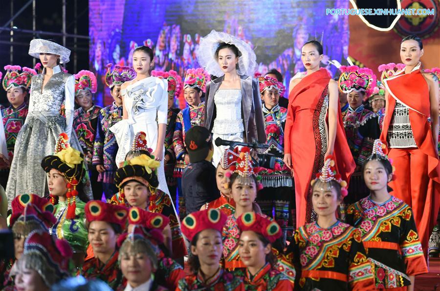 Desfile de moda de trajes da etnia Yi é realizado em Yunnan no sudoeste da China