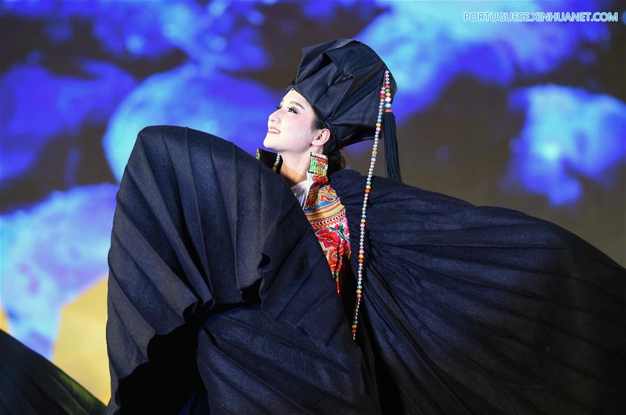 Desfile de moda de trajes da etnia Yi é realizado em Yunnan no sudoeste da China