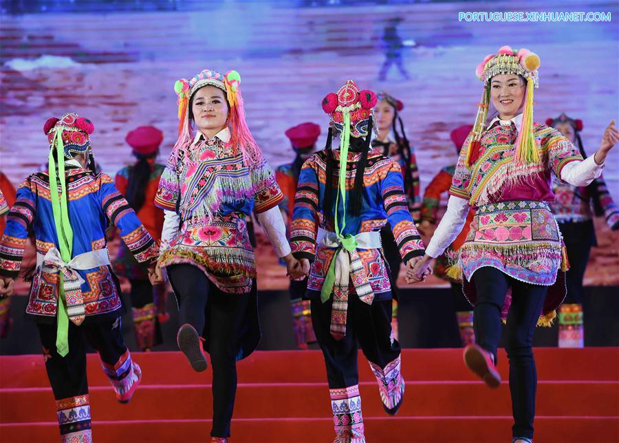 Desfile de moda de trajes da etnia Yi é realizado em Yunnan no sudoeste da China