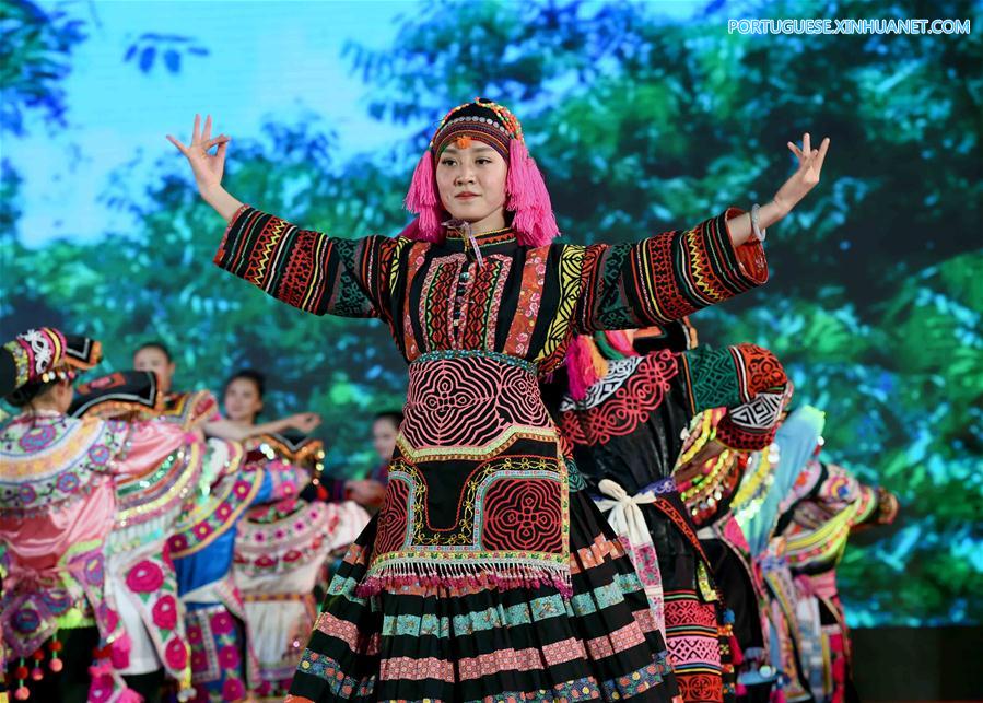 Desfile de moda de trajes da etnia Yi é realizado em Yunnan no sudoeste da China