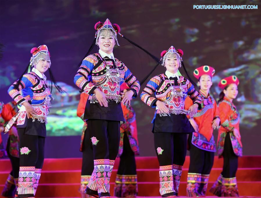 Desfile de moda de trajes da etnia Yi é realizado em Yunnan no sudoeste da China