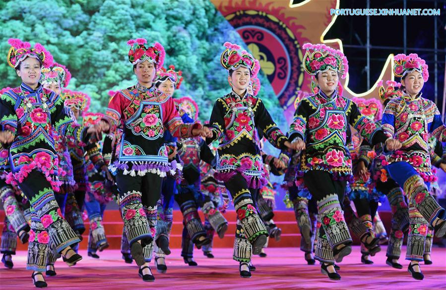 Desfile de moda de trajes da etnia Yi é realizado em Yunnan no sudoeste da China