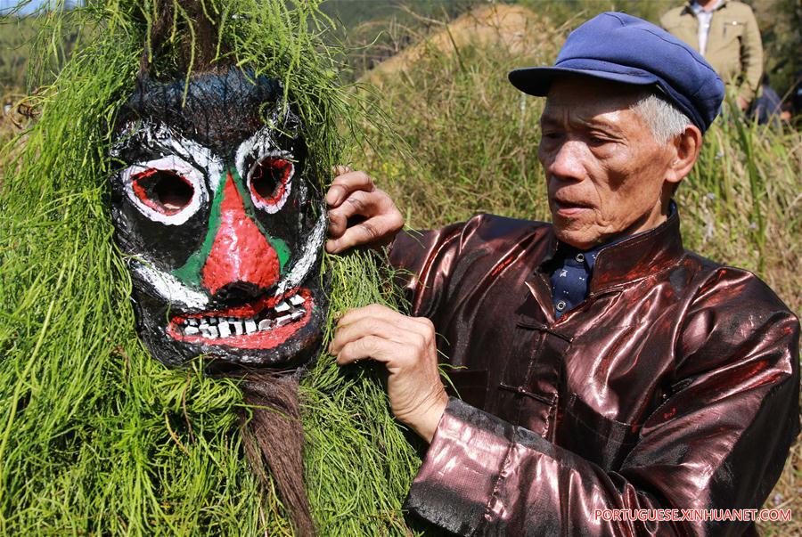 Aldeões de Anchui fazem ritual para homenagear o deus das montanhas 