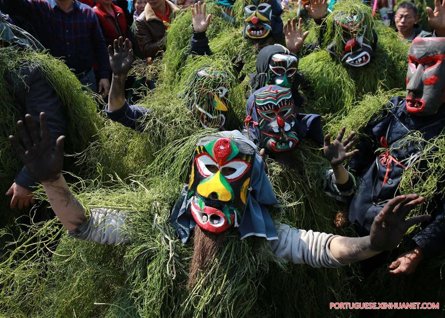 Aldeões de Anchui fazem ritual para homenagear o deus das montanhas 