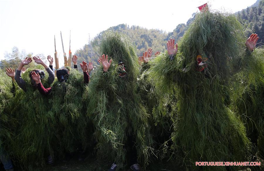 Aldeões de Anchui fazem ritual para homenagear o deus das montanhas 