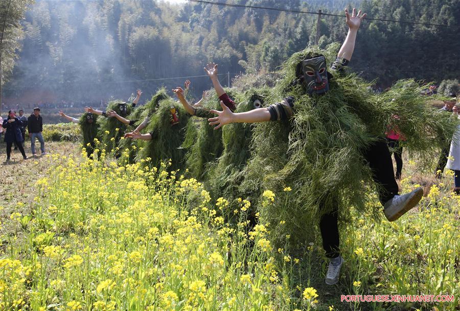 Aldeões de Anchui fazem ritual para homenagear o deus das montanhas 