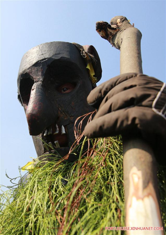 Aldeões de Anchui fazem ritual para homenagear o deus das montanhas 