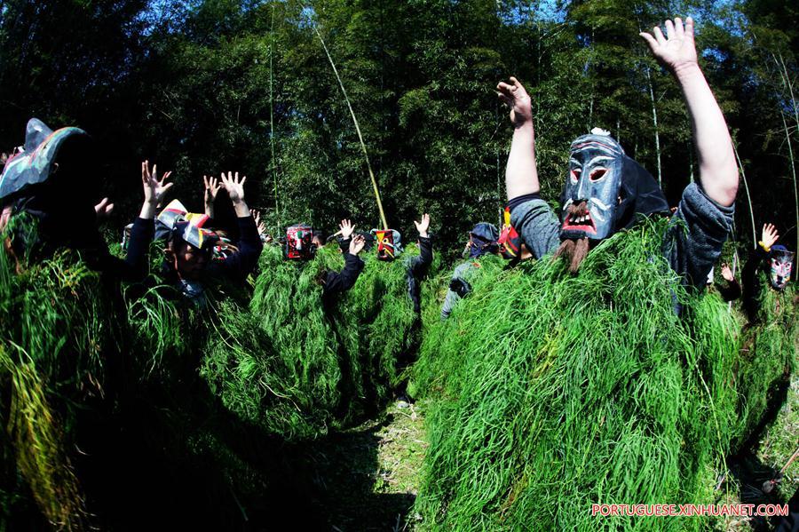 Aldeões de Anchui fazem ritual para homenagear o deus das montanhas 