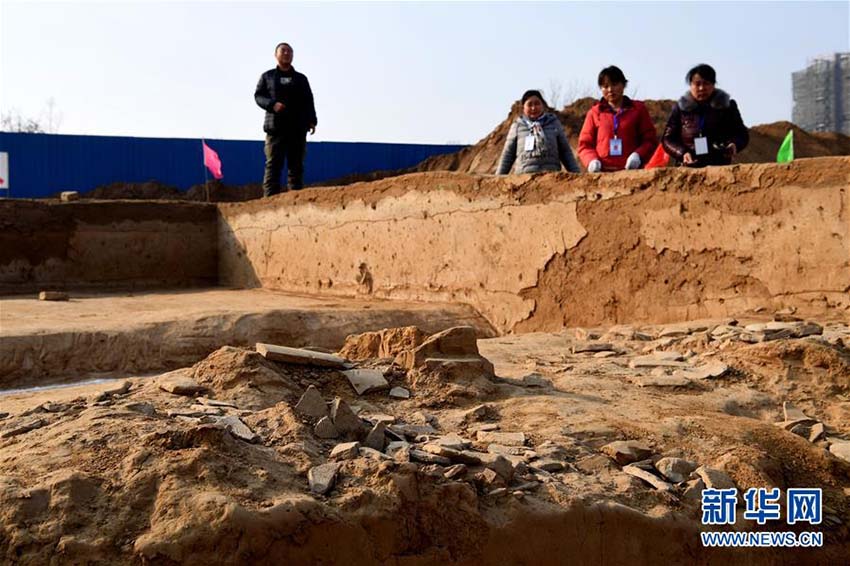 Portão e instalações de defesa de cidade antiga descobertos no centro da China