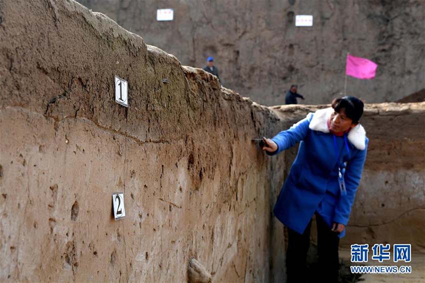 Portão e instalações de defesa de cidade antiga descobertos no centro da China