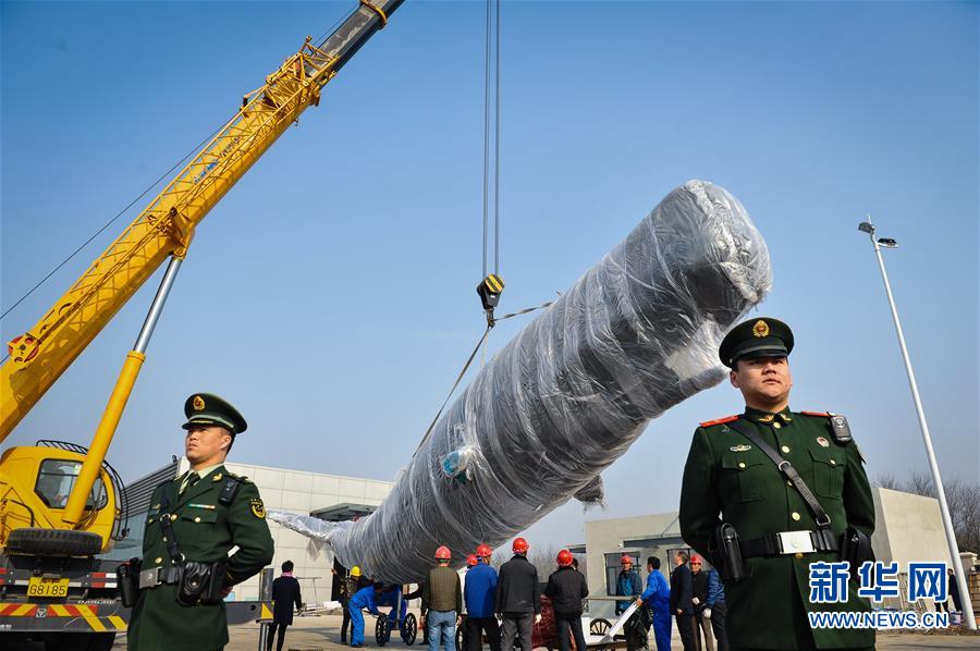 Cachalote embalsamado em exposição na praia de Sanmin, província de Jiangsu