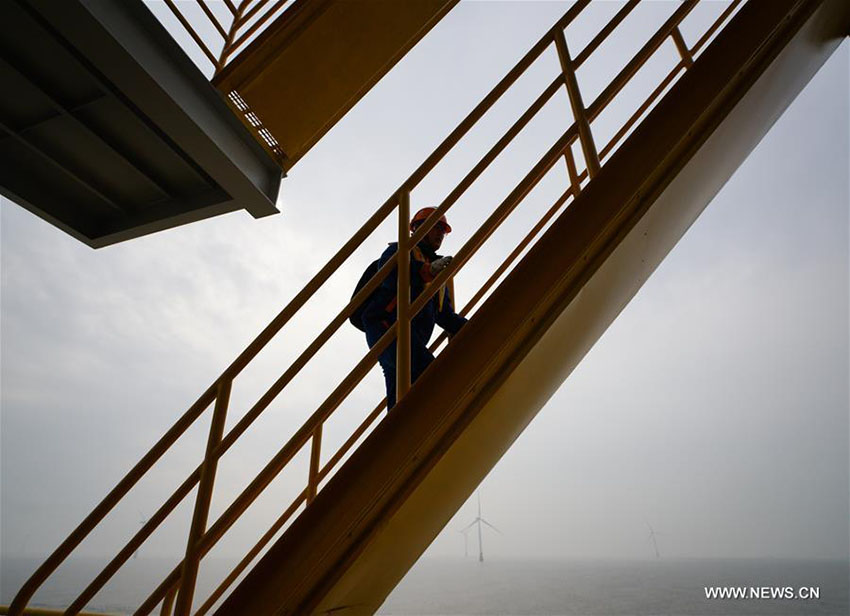 Paisagem do parque eólico sobre o mar em Jiangsu