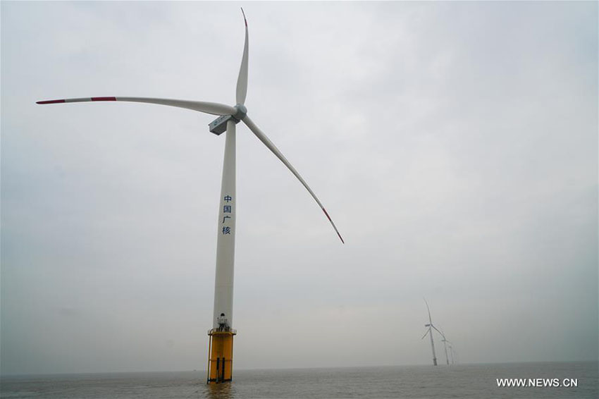 Paisagem do parque eólico sobre o mar em Jiangsu