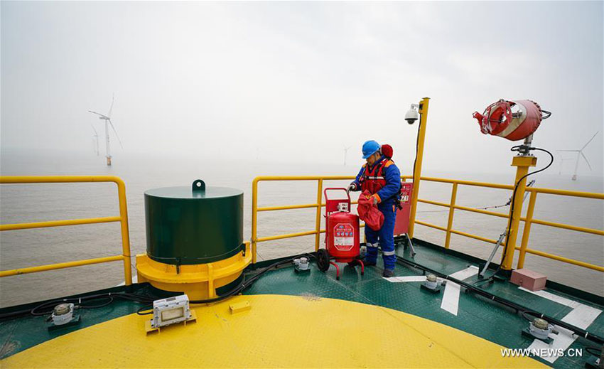 Paisagem do parque eólico sobre o mar em Jiangsu