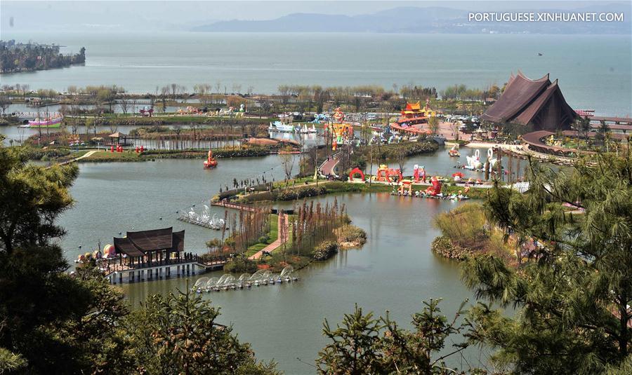 Turistam visitam parque de pantanal na área turística do Lago Dianchi em Kunming