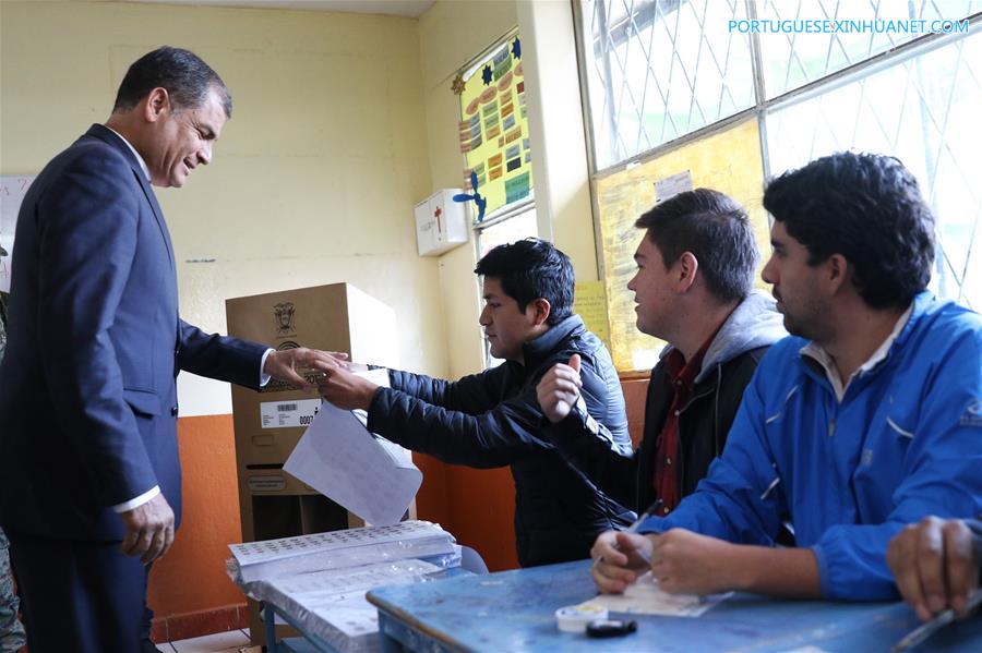 Equatorianos vão às urnas para eleger novo presidente