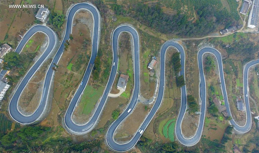 Panorama de estrada sinuosa na montanha da cidade Enshi em Hubei