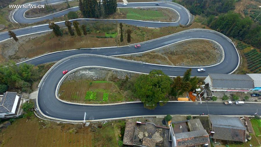 Panorama de estrada sinuosa na montanha da cidade Enshi em Hubei