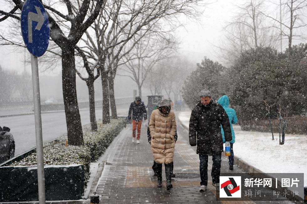 Beijing pintada de branco na primeira queda de neve da primavera