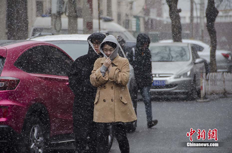 Beijing pintada de branco na primeira queda de neve da primavera