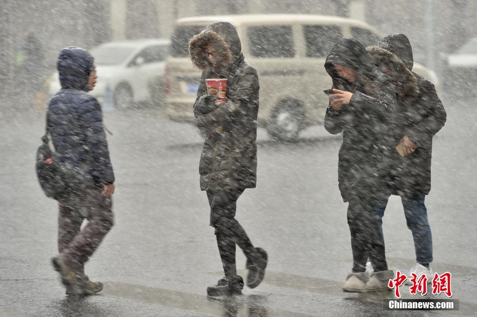 Beijing pintada de branco na primeira queda de neve da primavera