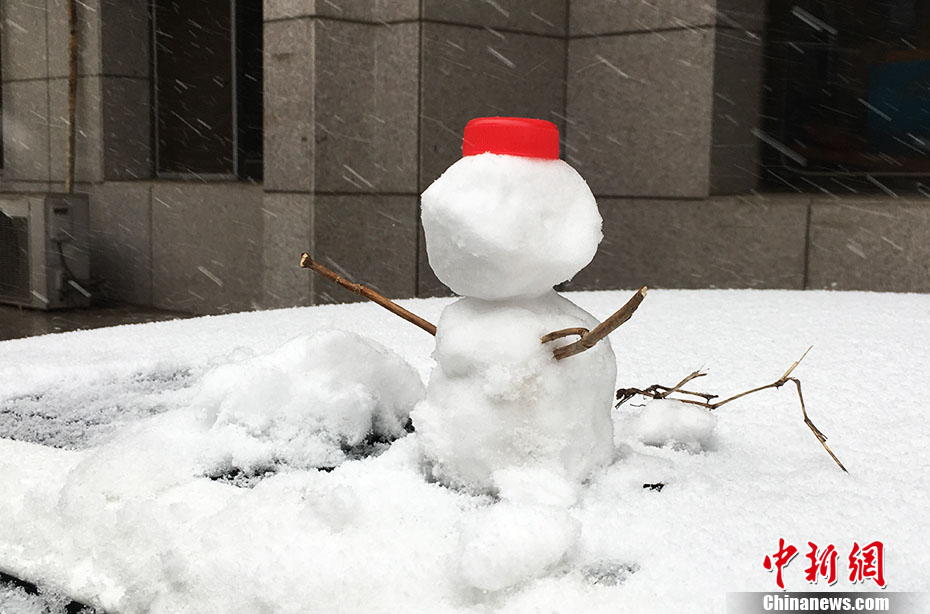 Beijing pintada de branco na primeira queda de neve da primavera