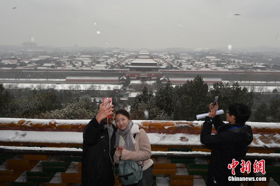 Beijing pintada de branco na primeira queda de neve da primavera