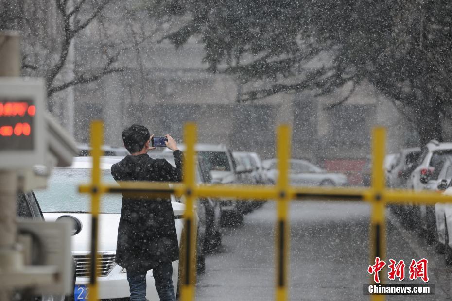 Beijing pintada de branco na primeira queda de neve da primavera