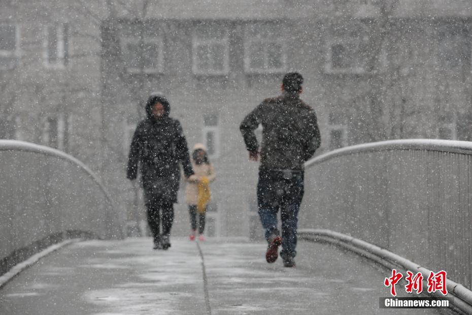 Beijing pintada de branco na primeira queda de neve da primavera