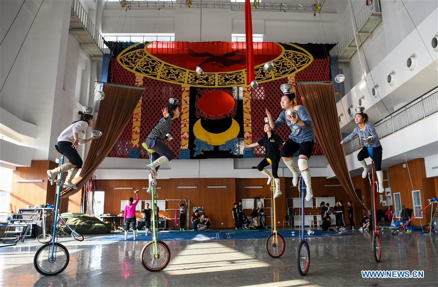Trupe acrobática chinesa bate recorde do Guinness