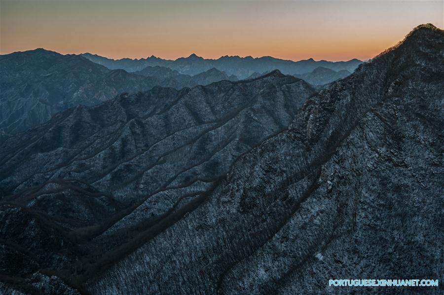 Cenário nevado da seção Jiankou da Grande Muralha em Beijing