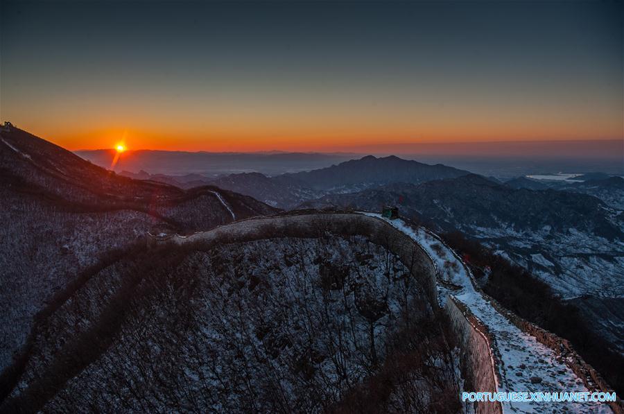 Cenário nevado da seção Jiankou da Grande Muralha em Beijing