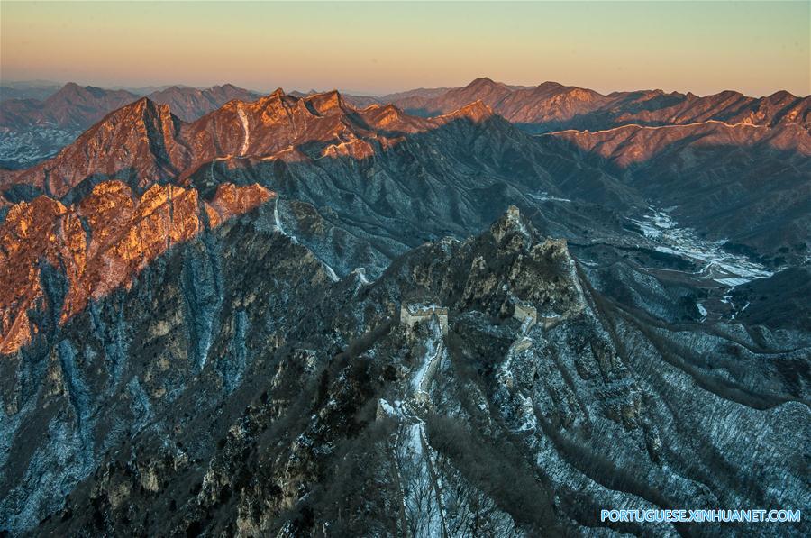 Cenário nevado da seção Jiankou da Grande Muralha em Beijing