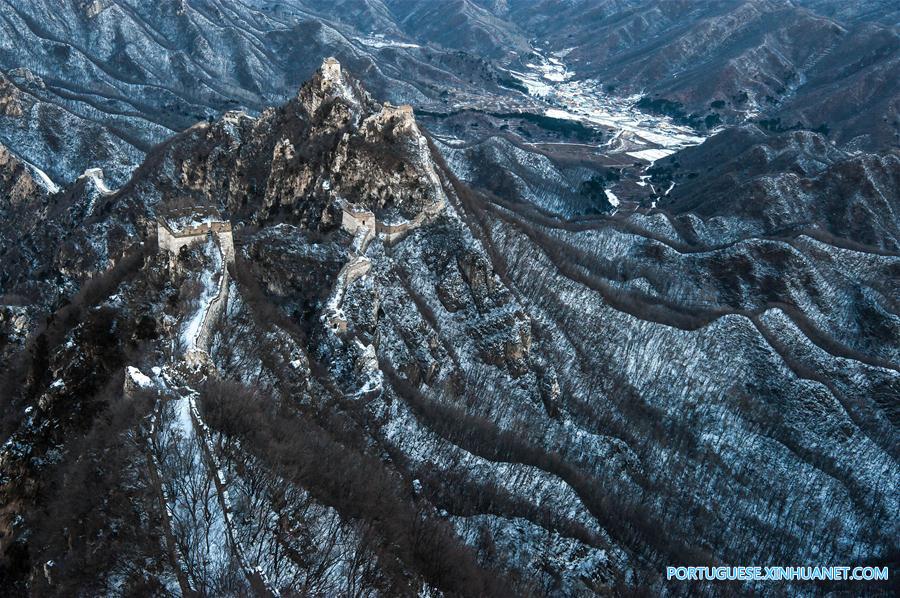 Cenário nevado da seção Jiankou da Grande Muralha em Beijing