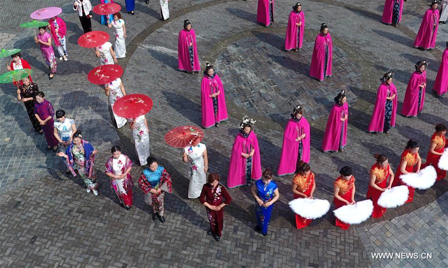 Mulheres apresentam “Qipao” no centro da China