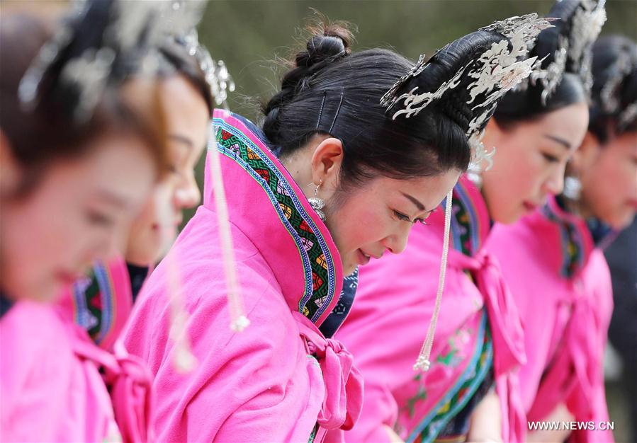 Mulheres apresentam “Qipao” no centro da China