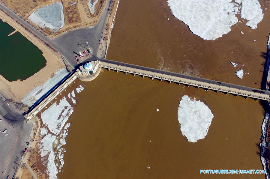 Rio Amarelo começa a descongelar na seção da Mongólia Interior, no norte da China