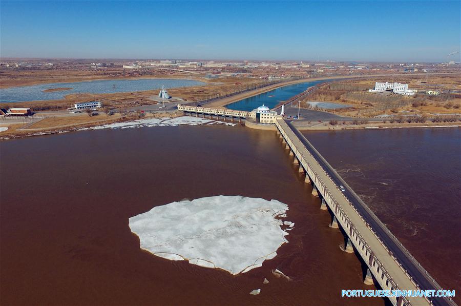 Rio Amarelo começa a descongelar na seção da Mongólia Interior, no norte da China